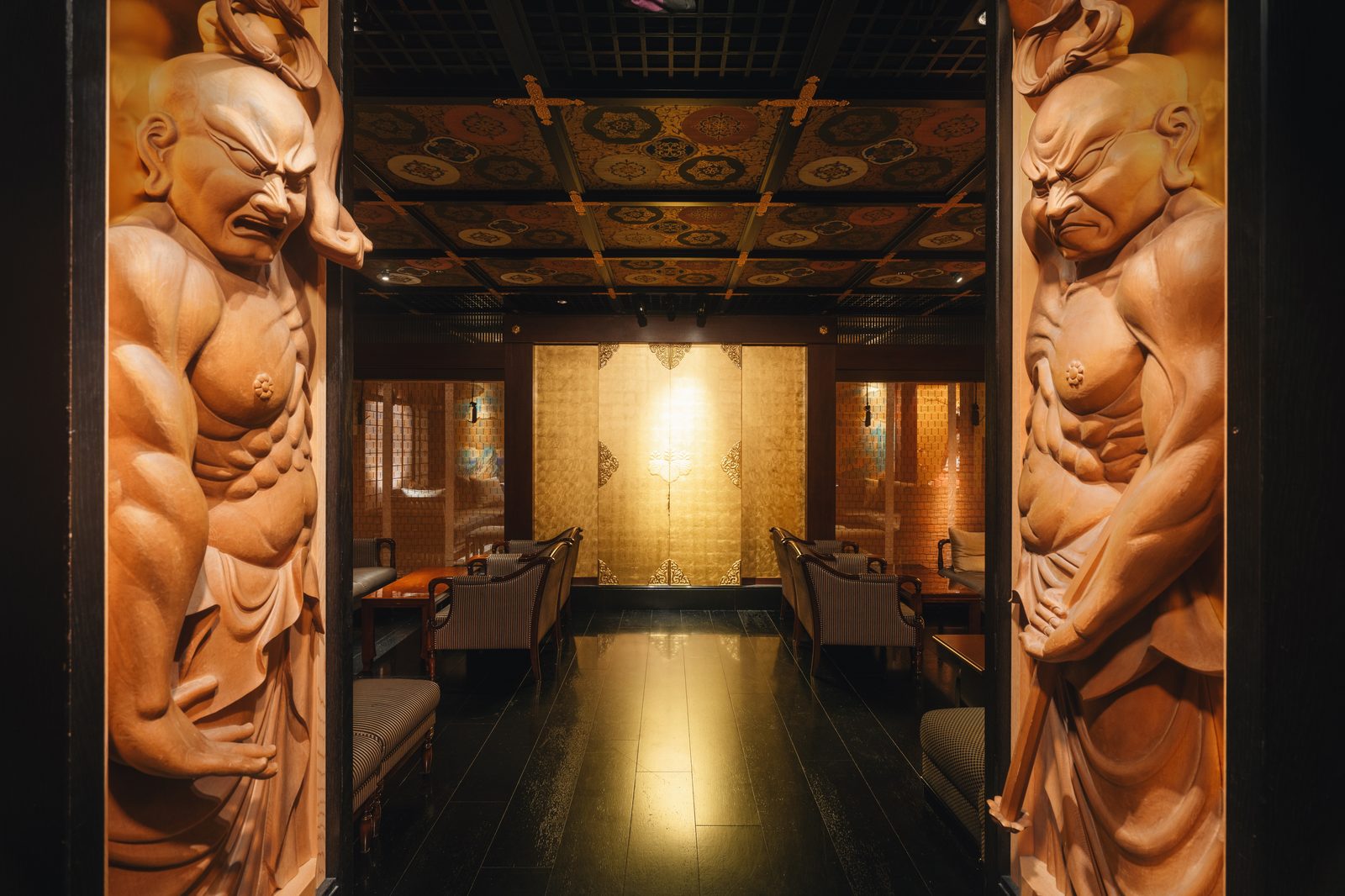 Entrance — guardian Nio statues flanking the gold fusuma